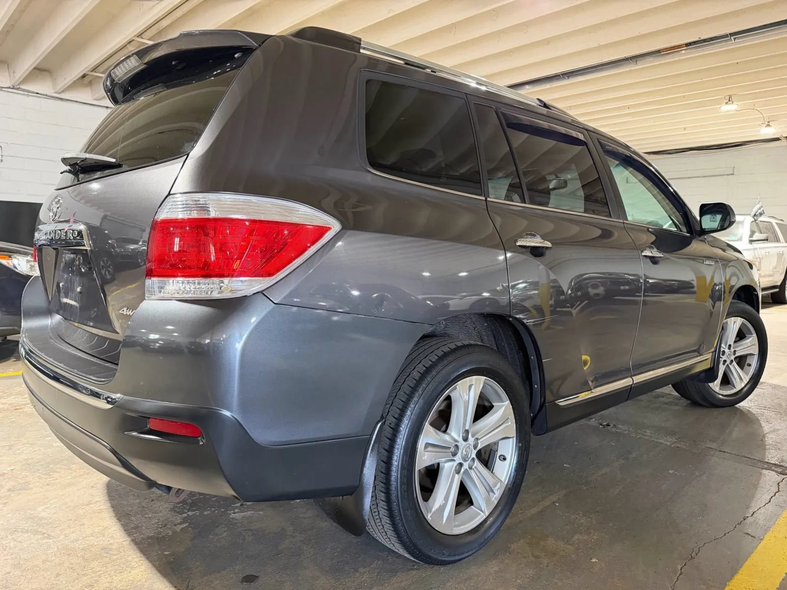 Used 2012 Toyota Highlander Limited w/ Tow Pkg AWD/4WD image 4