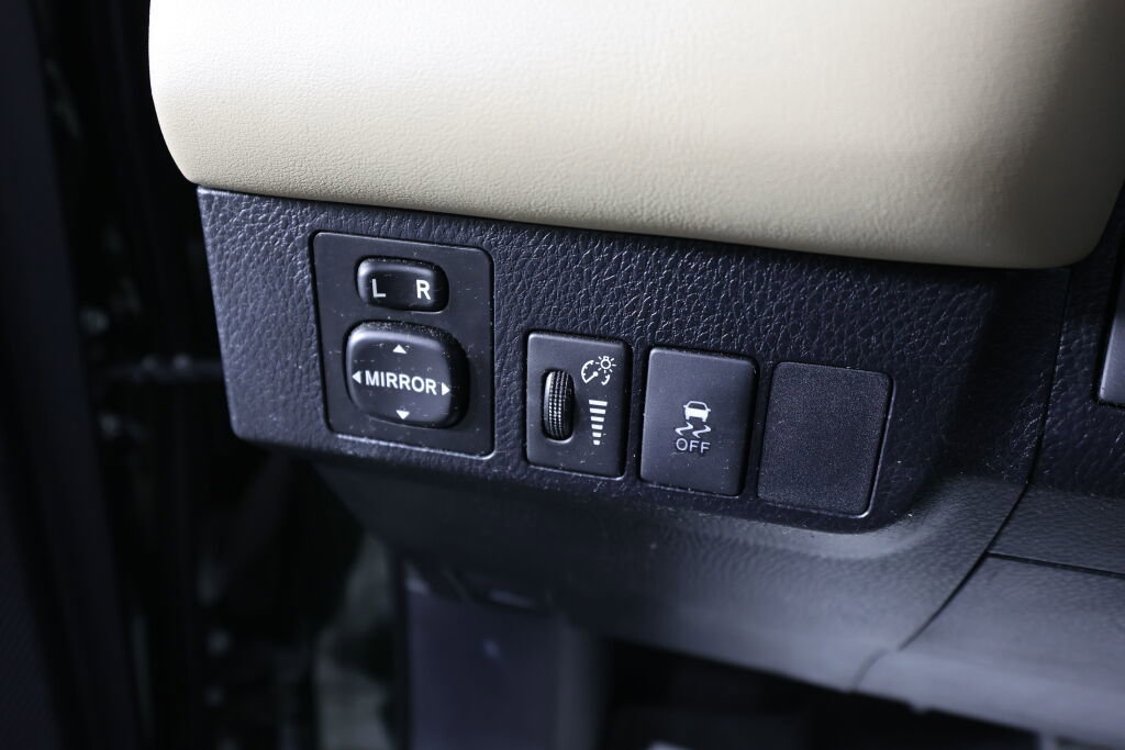 Used 2013 Toyota RAV4 XLE AWD/4WD image 32