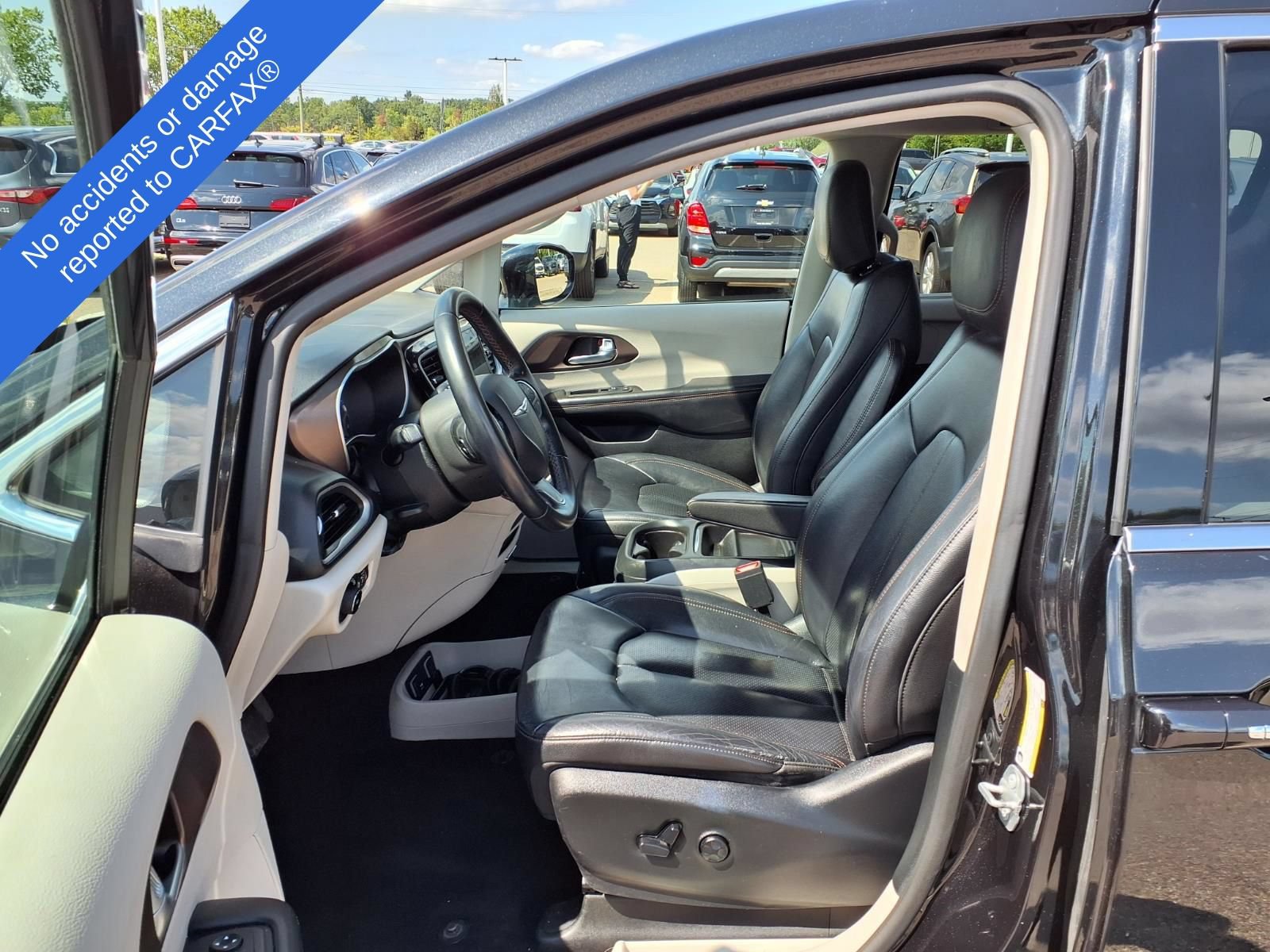 Used 2018 Chrysler Pacifica Touring-L FWD image 19
