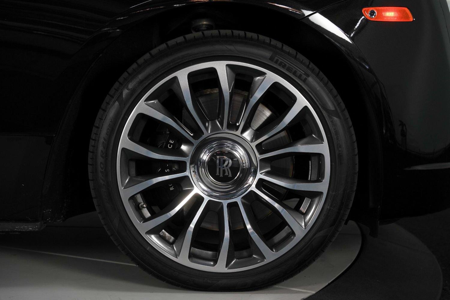 Used 2019 Rolls-Royce Dawn RWD image 26
