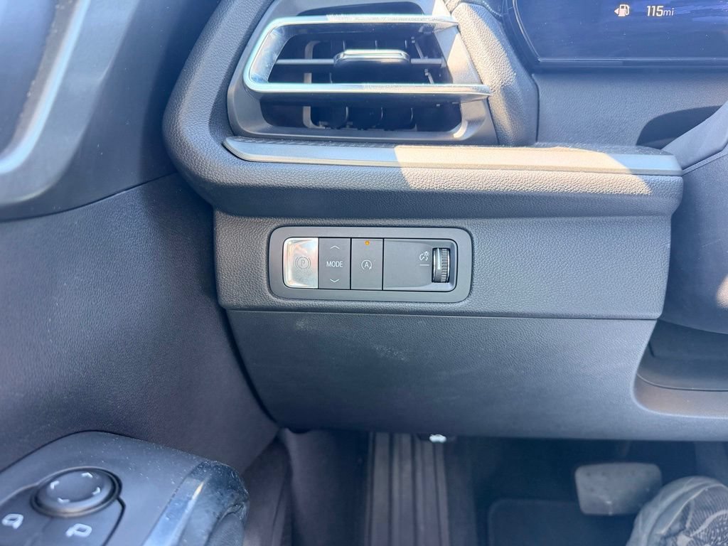 Used 2025 Chevrolet Traverse LT FWD image 25