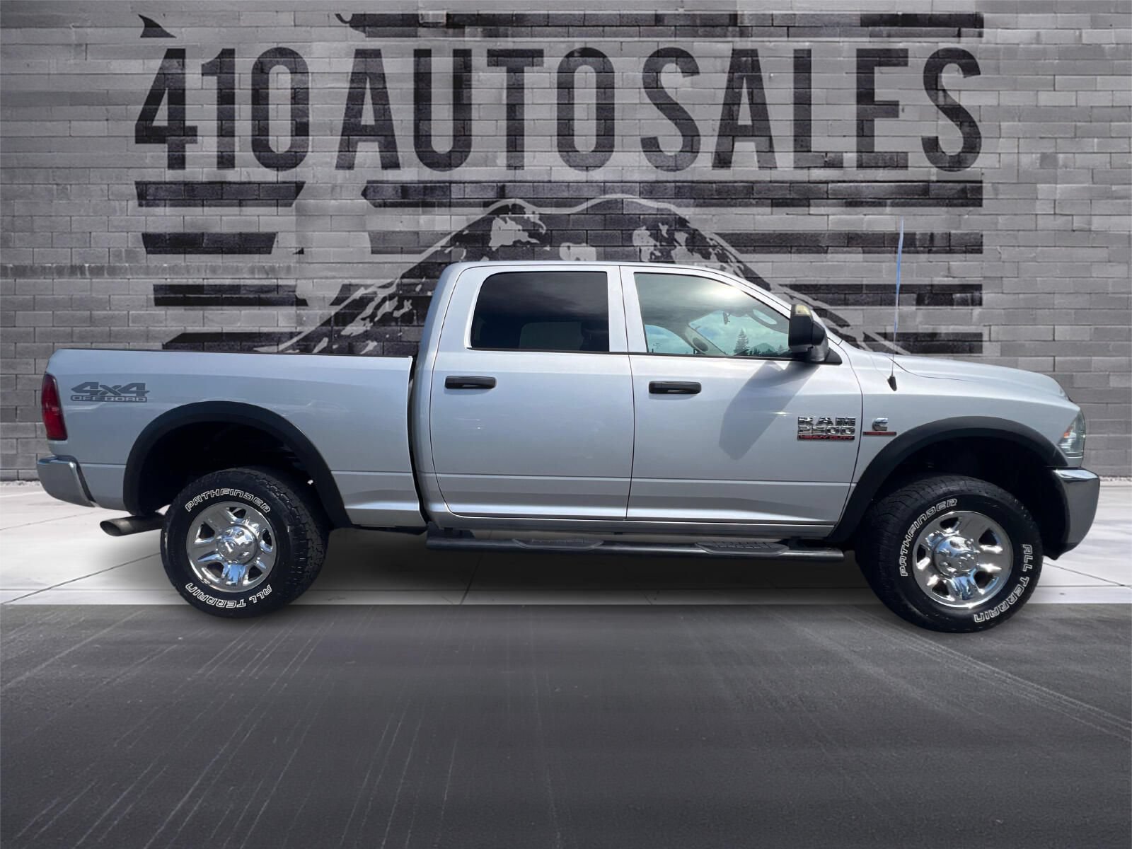 Used 2017 RAM 2500 Tradesman w/ Chrome Appearance Group AWD/4WD image 3