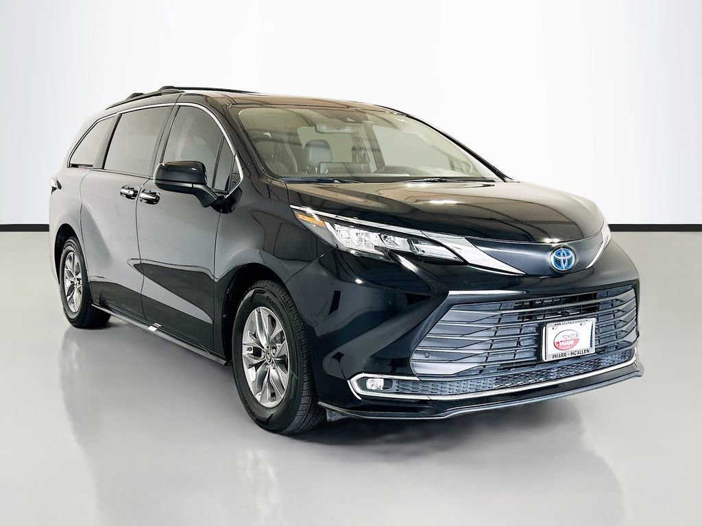 Used 2023 Toyota Sienna XLE w/ XLE Plus Package FWD image 3