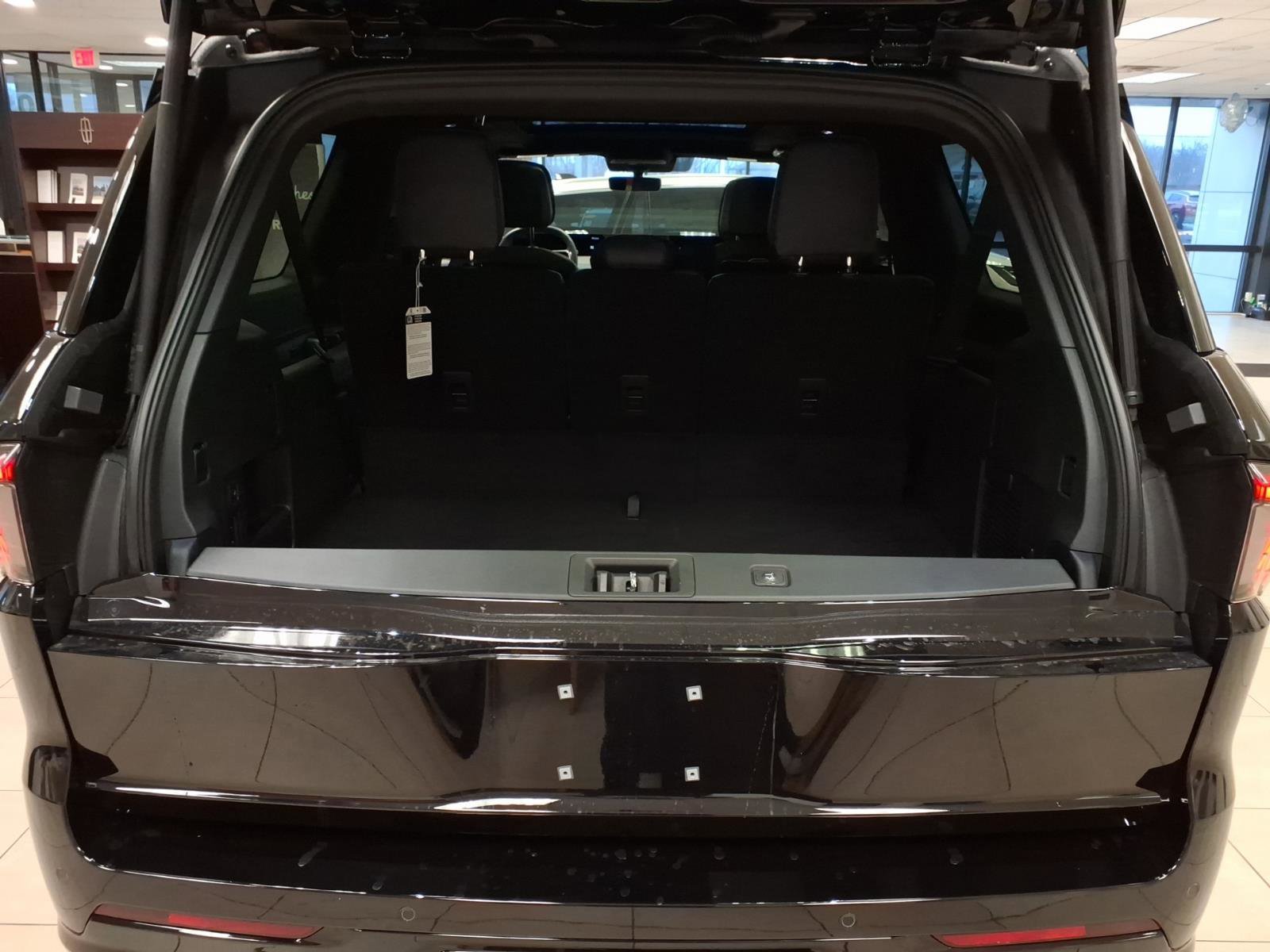 New 2026 Lincoln Navigator L Reserve w/ Jet Appearance Package AWD/4WD image 13