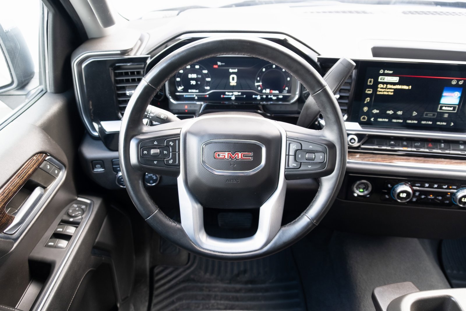 Used 2023 GMC Sierra 1500 SLE image 2