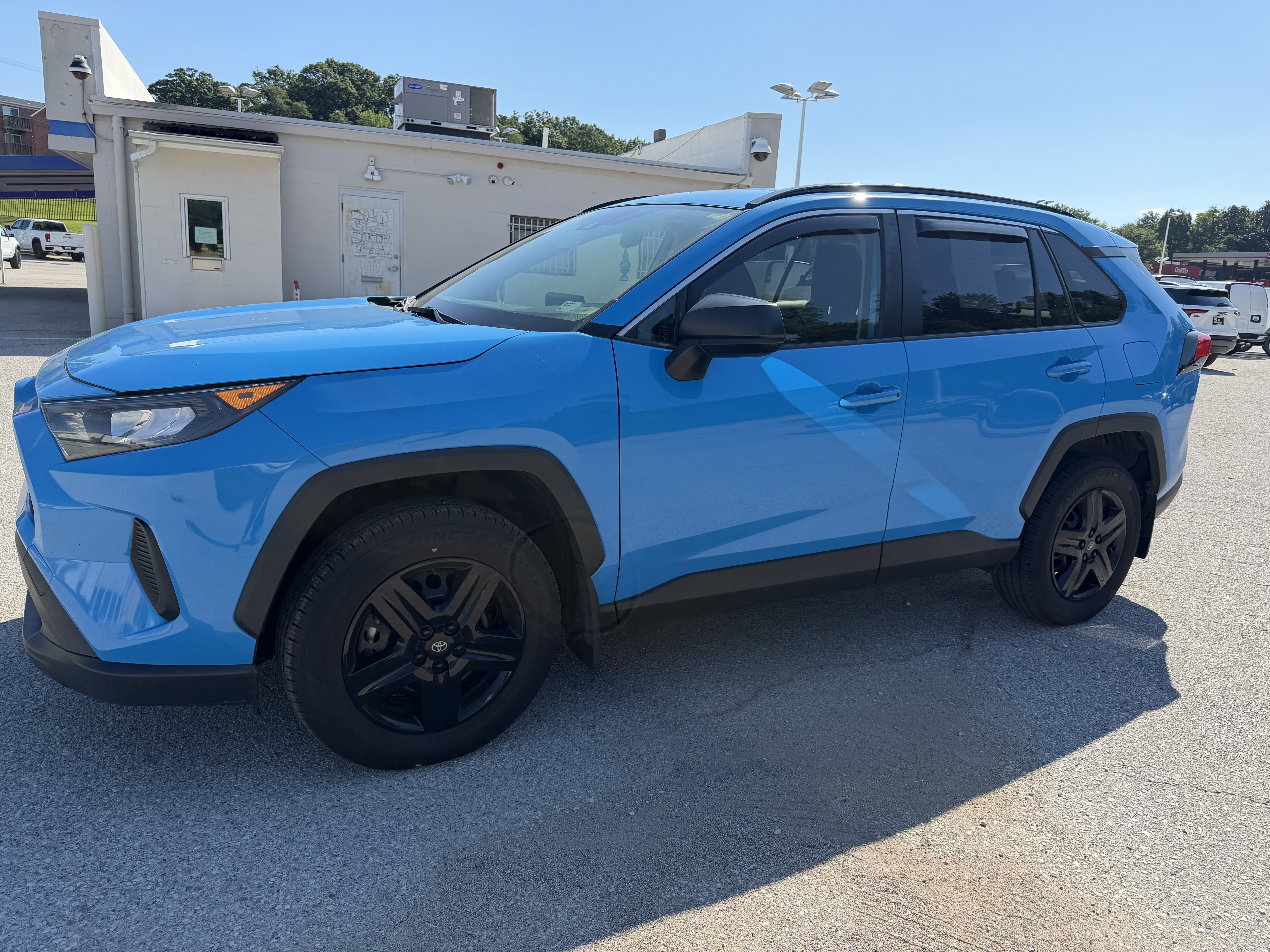 Used 2019 Toyota RAV4 LE AWD/4WD image 3