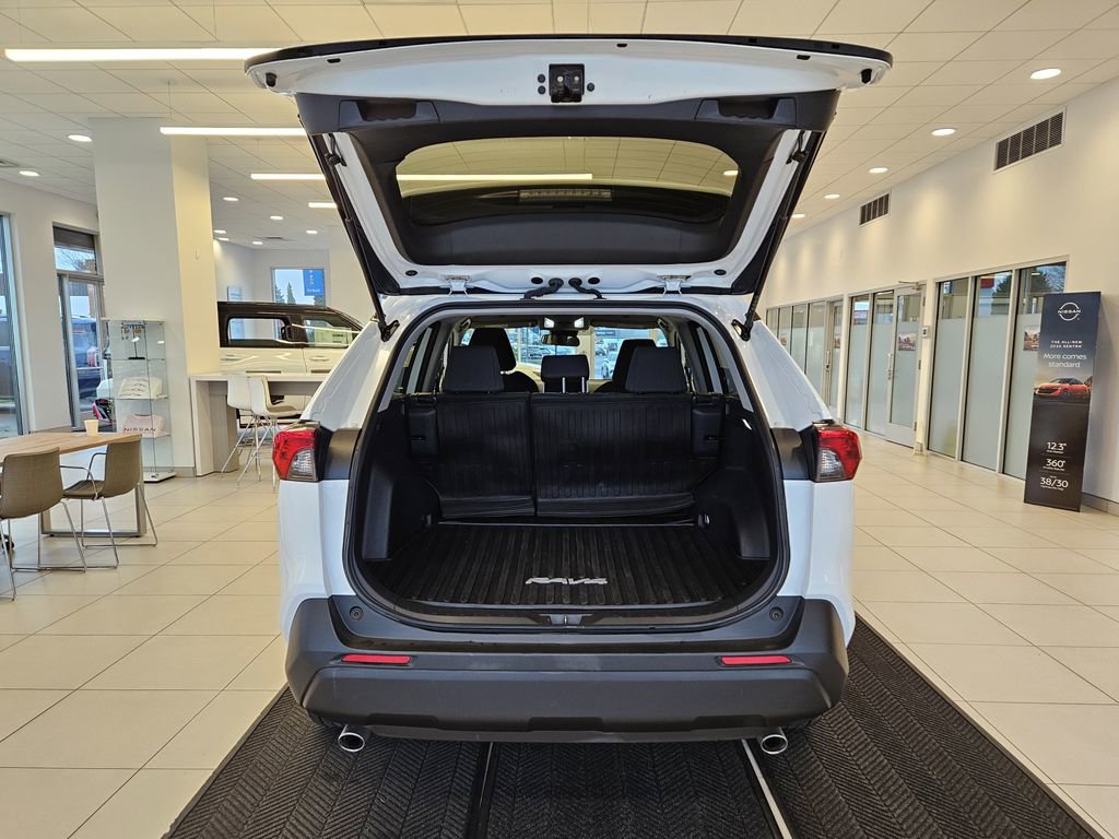 Used 2024 Toyota RAV4 LE image 9