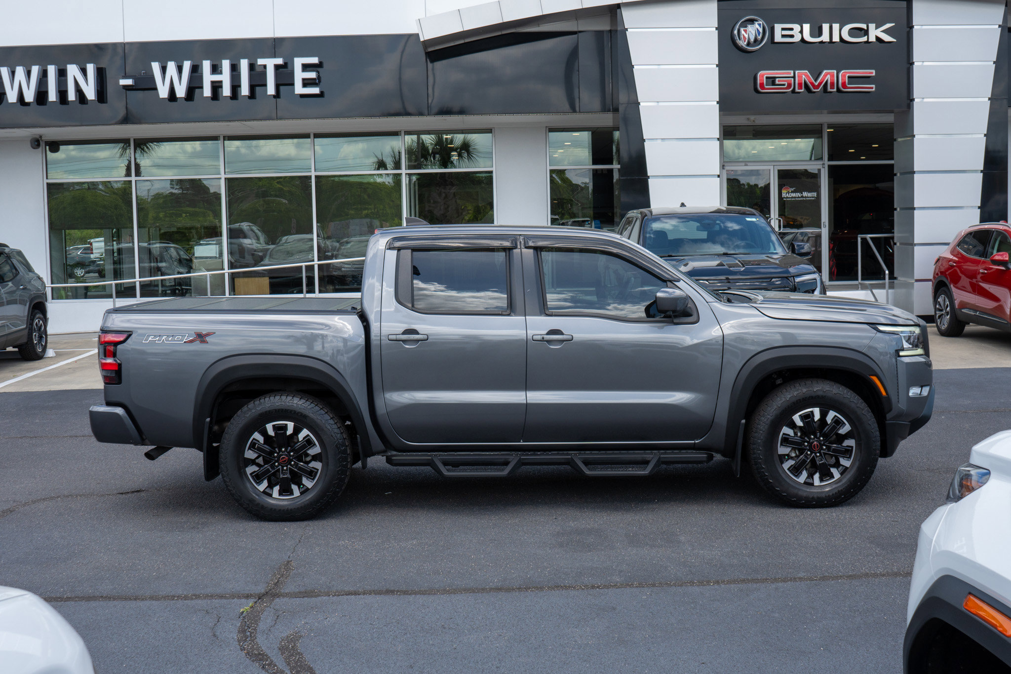 Used 2022 Nissan Frontier Pro-X image 2