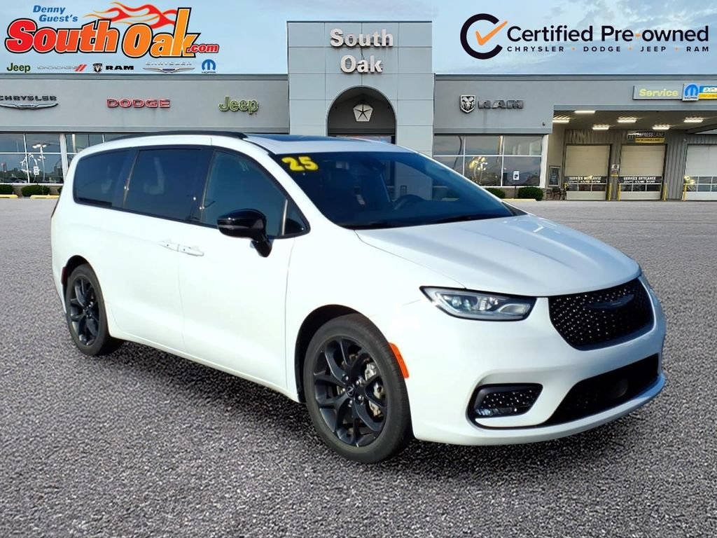 Certified 2025 Chrysler Pacifica Limited FWD image 1