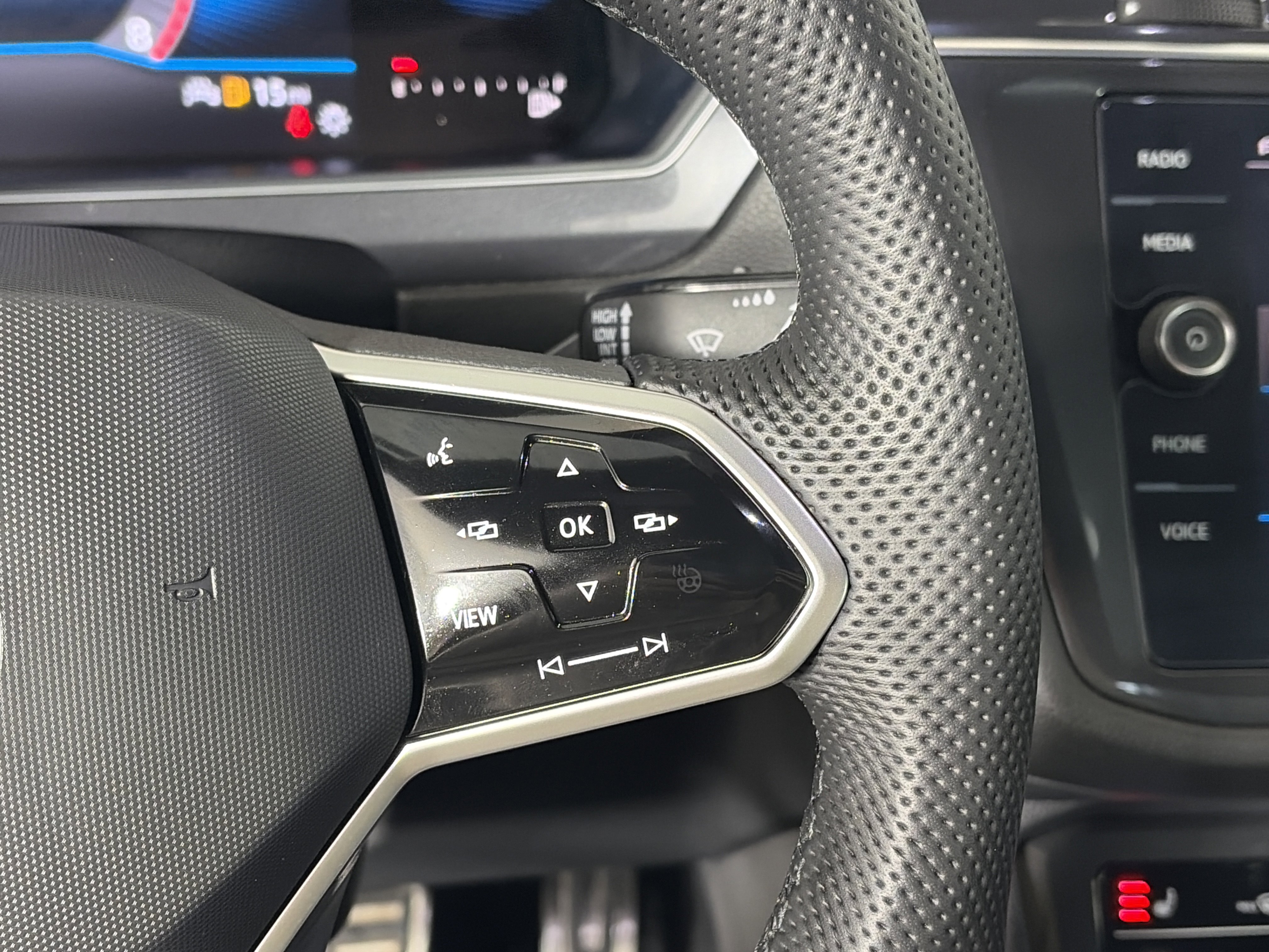 Used 2022 Volkswagen Tiguan SE R-Line image 30