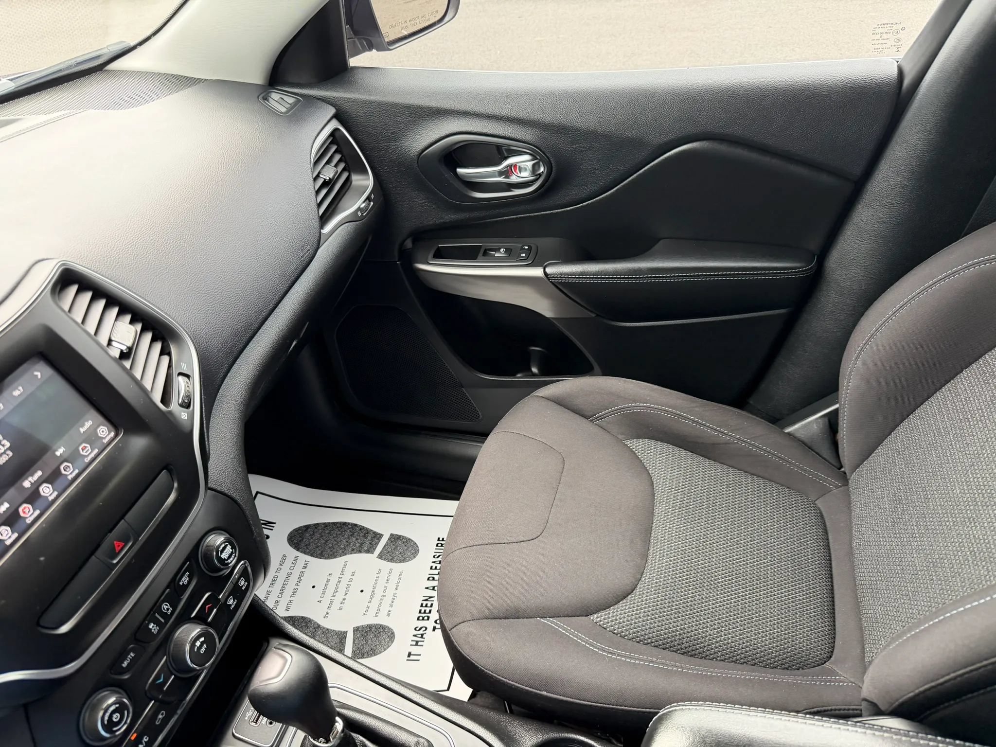 Used 2019 Jeep Cherokee Latitude w/ Popular Appearance Group FWD image 10