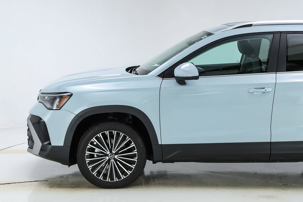 New 2026 Volkswagen Taos SE FWD image 3