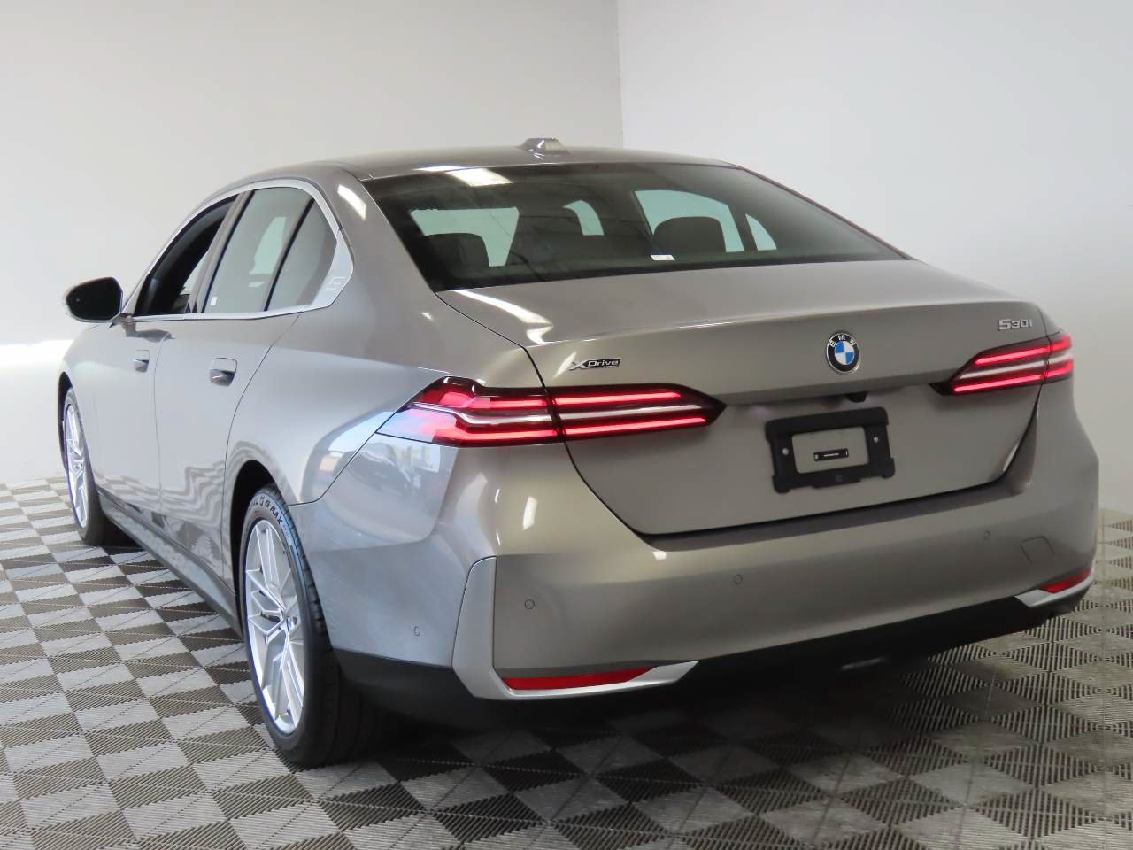 Used 2024 BMW 530i xDrive AWD/4WD image 3