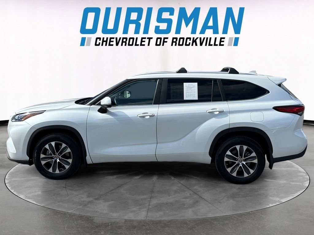 Used 2023 Toyota Highlander XLE AWD/4WD image 3