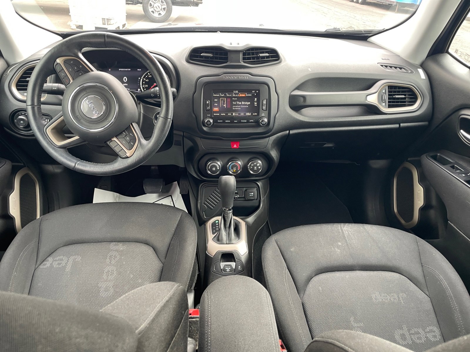 Used 2017 Jeep Renegade Latitude FWD image 12