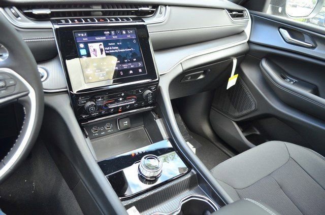 New 2025 Jeep Grand Cherokee L Laredo w/ Luxury Tech Group I image 24