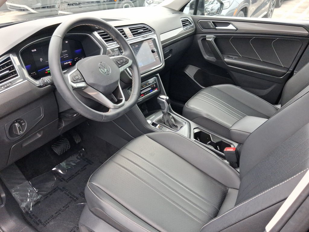 Certified 2023 Volkswagen Tiguan SE w/ Panoramic Sunroof Package FWD image 19