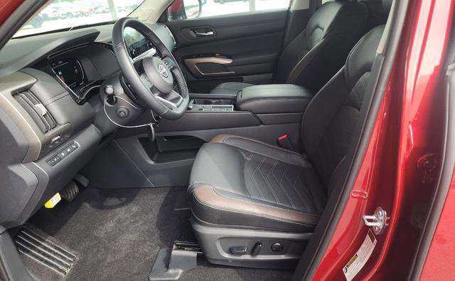 Used 2025 Nissan Pathfinder Platinum w/ Cargo Package image 10