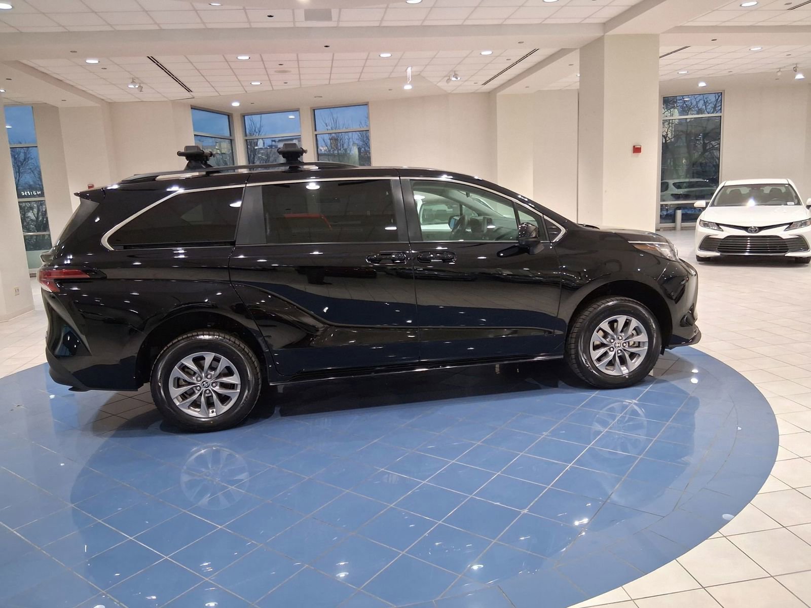 Used 2022 Toyota Sienna LE image 5