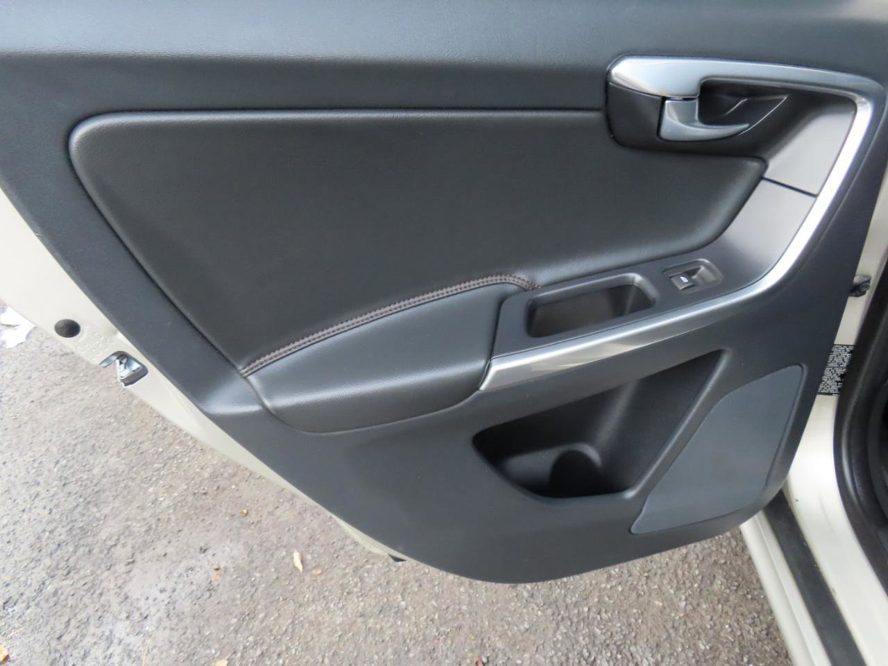 Used 2017 Volvo XC60 T6 Dynamic w/ Advanced Package image 12