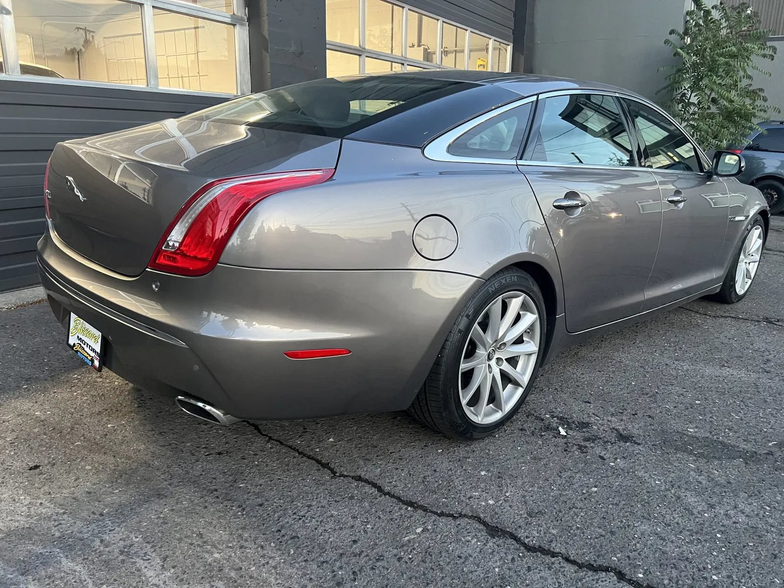 Used 2011 Jaguar XJ L RWD image 6