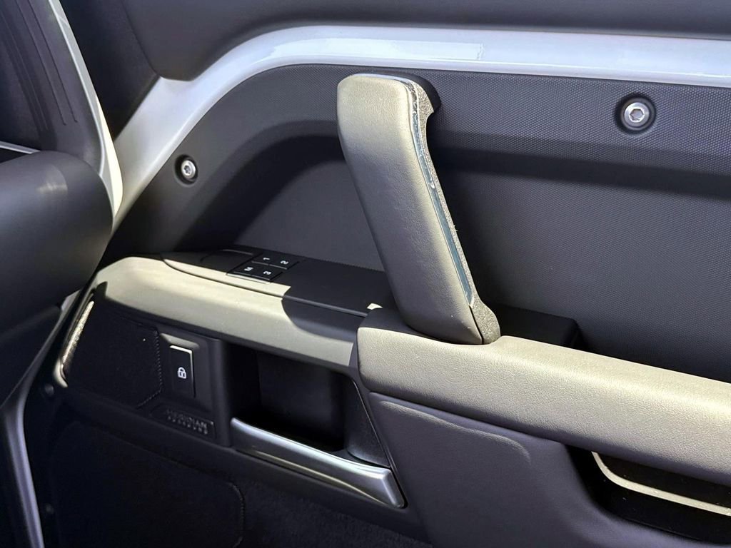 New 2025 Land Rover Defender 130 X-Dynamic SE image 20