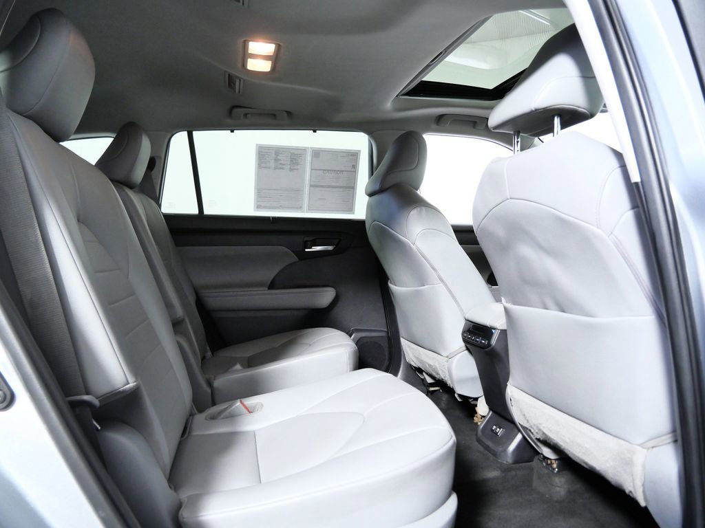 Used 2020 Toyota Highlander XLE image 13