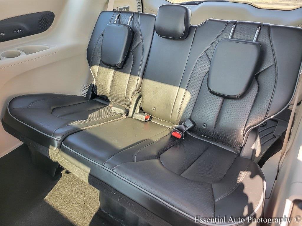 Used 2017 Chrysler Pacifica Limited image 13