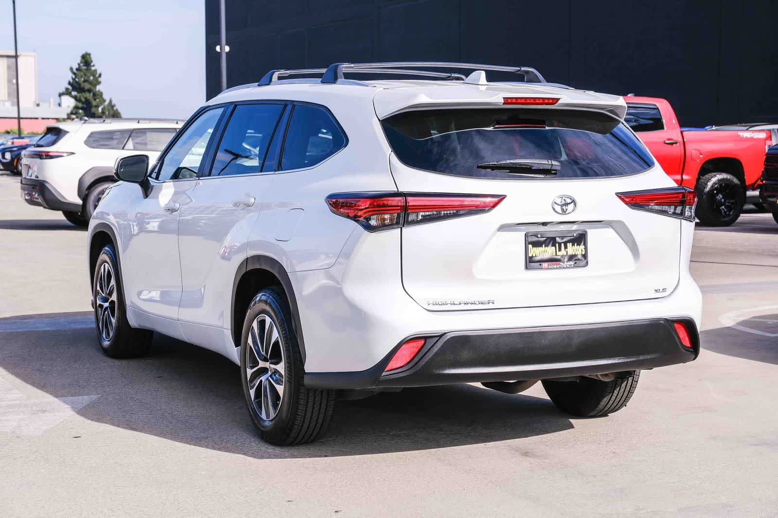 Used 2023 Toyota Highlander XLE FWD image 6