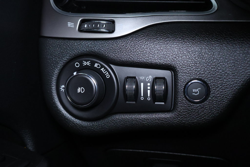 Used 2019 Jeep Cherokee Limited AWD/4WD image 26