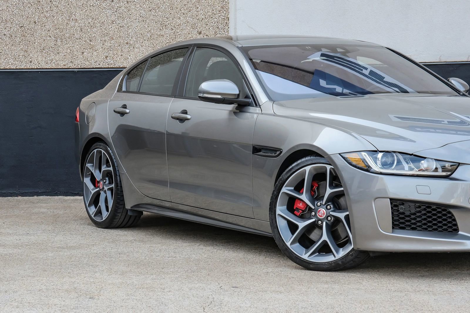Used 2019 Jaguar XE S image 6