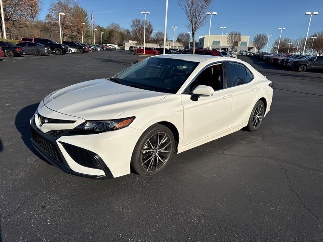 Used 2022 Toyota Camry SE image 2