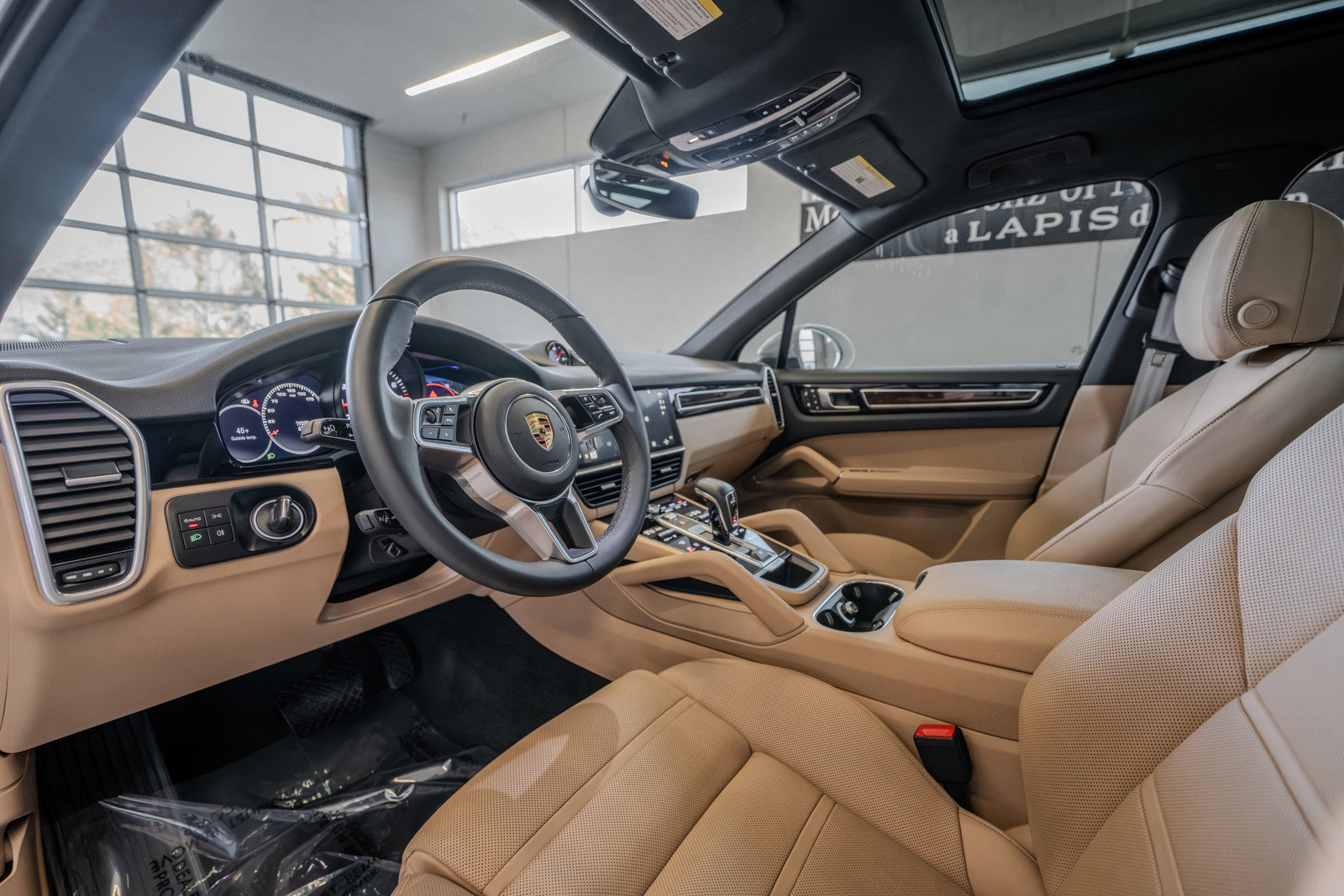 Used 2023 Porsche Cayenne Platinum Edition image 6