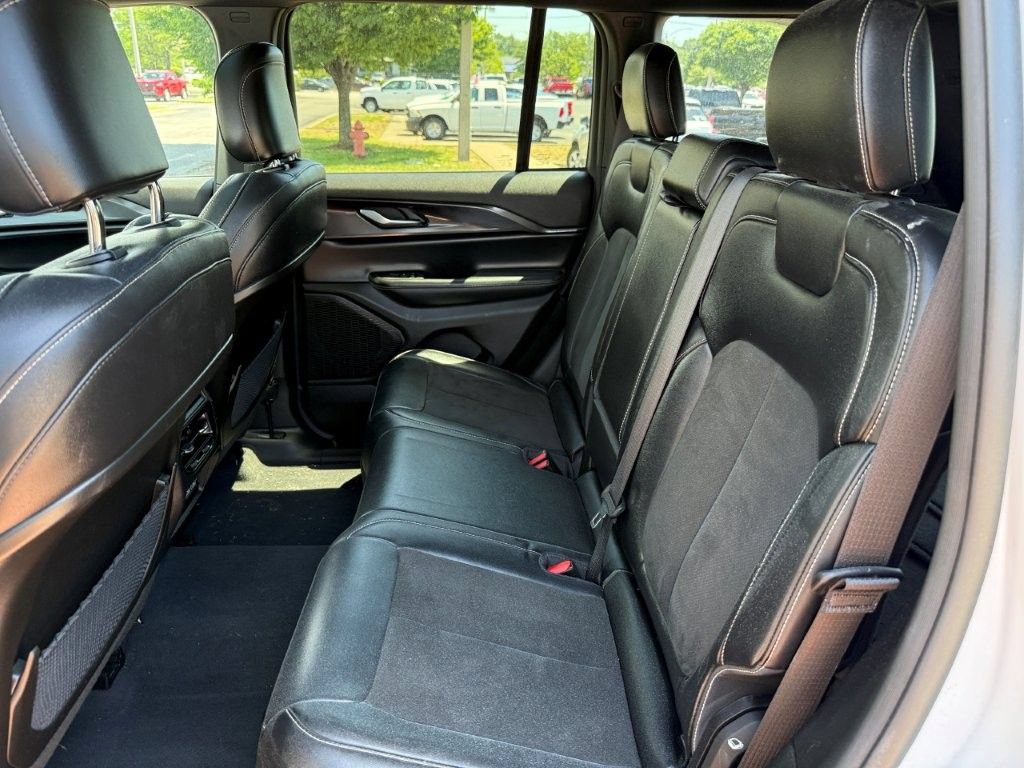Used 2023 Jeep Grand Cherokee Altitude AWD/4WD image 15