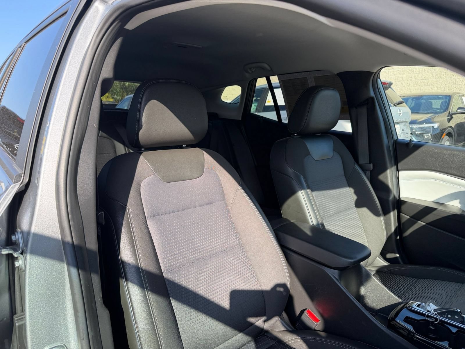 Used 2025 Chevrolet Trax LT FWD image 35