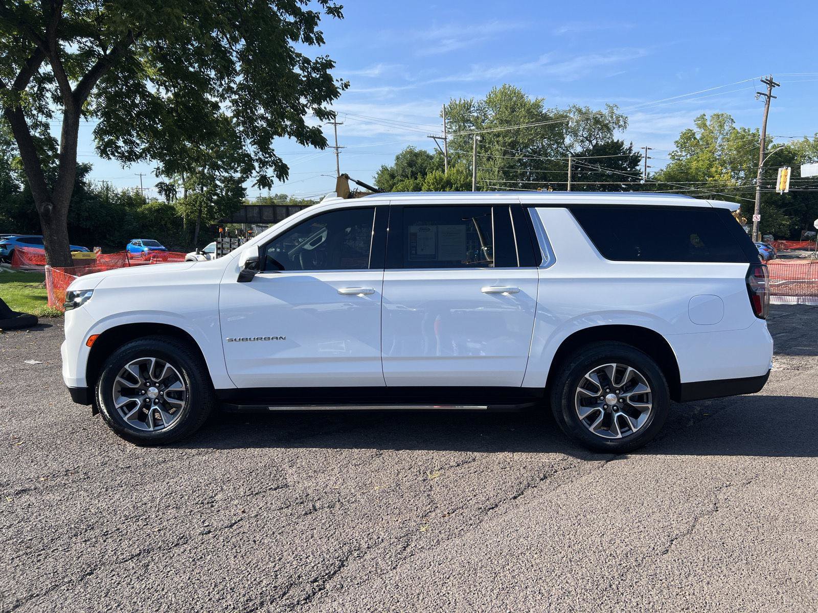 Used 2024 Chevrolet Suburban LT w/ Luxury Package AWD/4WD image 4