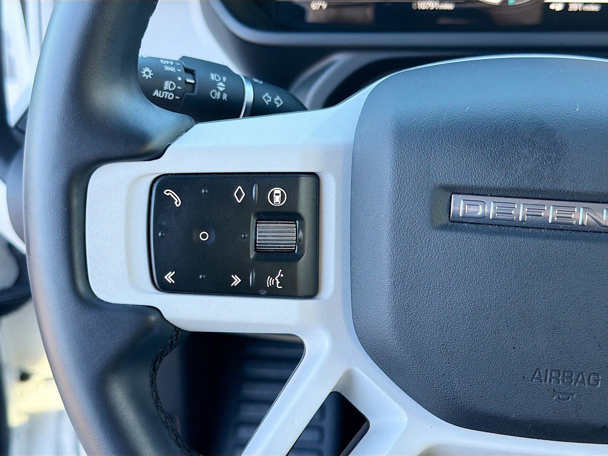 Used 2025 Land Rover Defender 130 S image 39