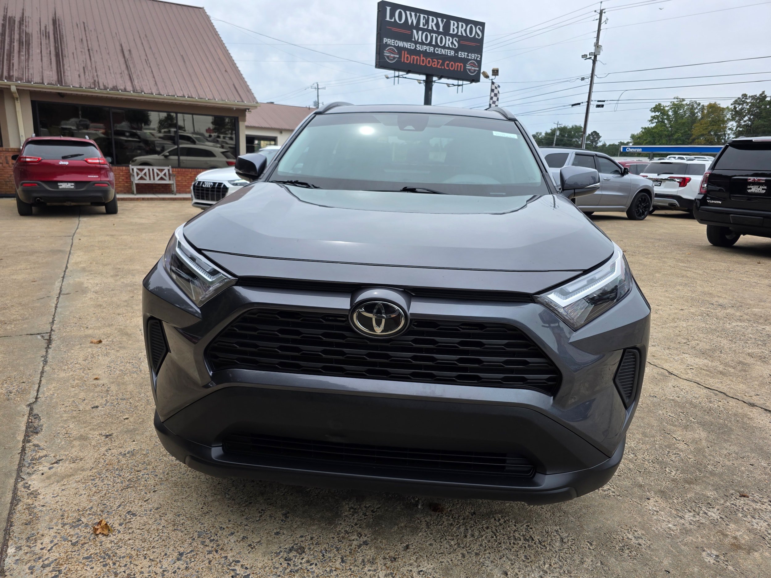 Used 2022 Toyota RAV4 XLE w/ Convenience Package FWD image 2