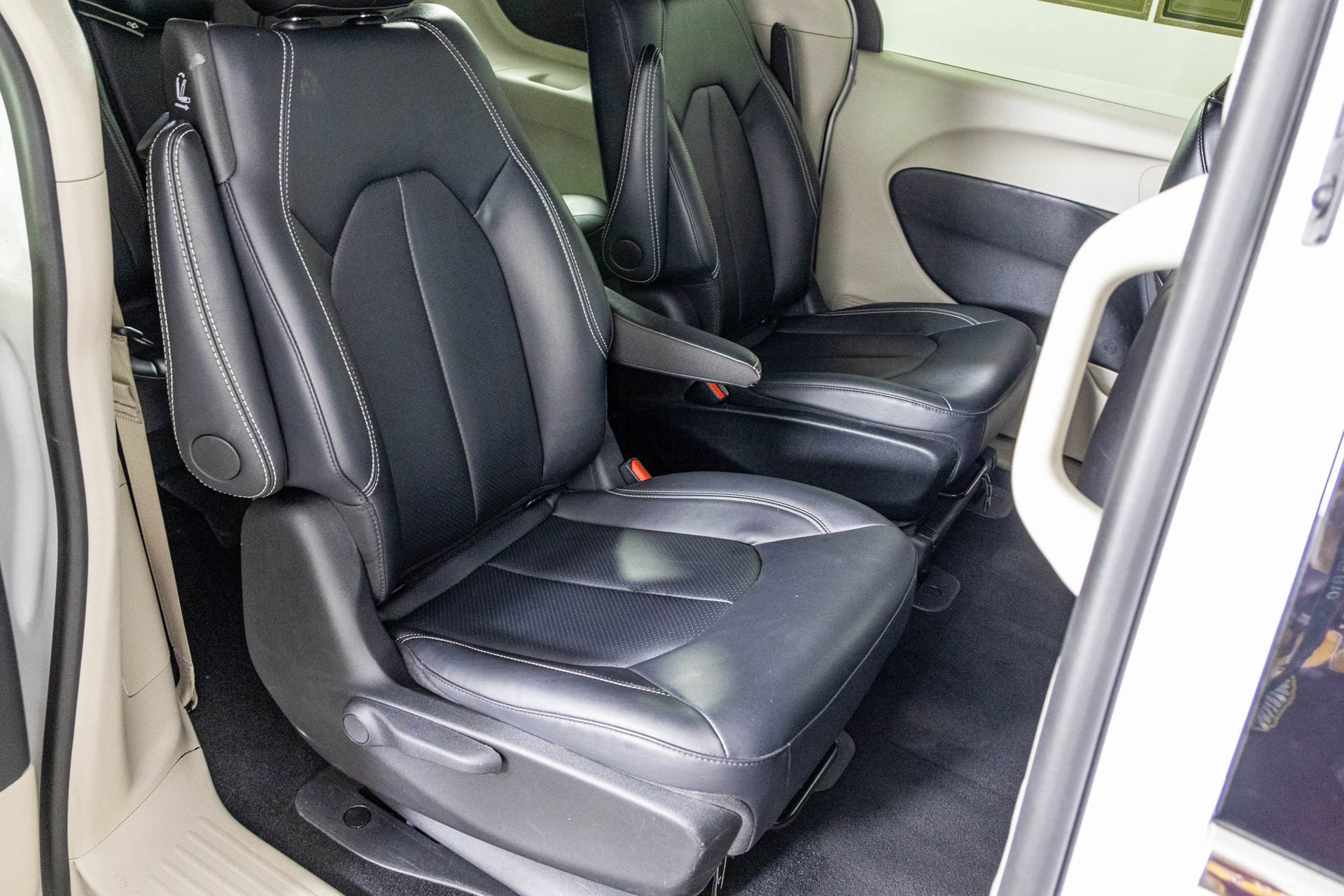 Used 2024 Chrysler Pacifica Limited FWD image 43