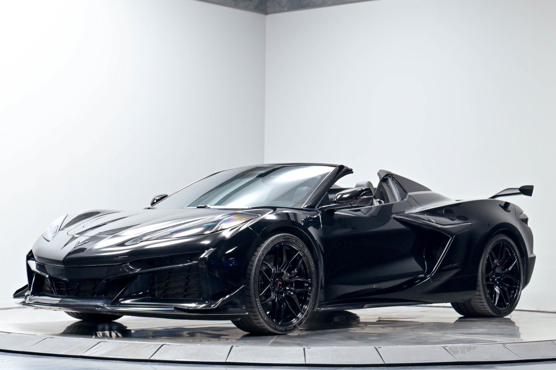 Used 2025 Chevrolet Corvette Z06 RWD image 2