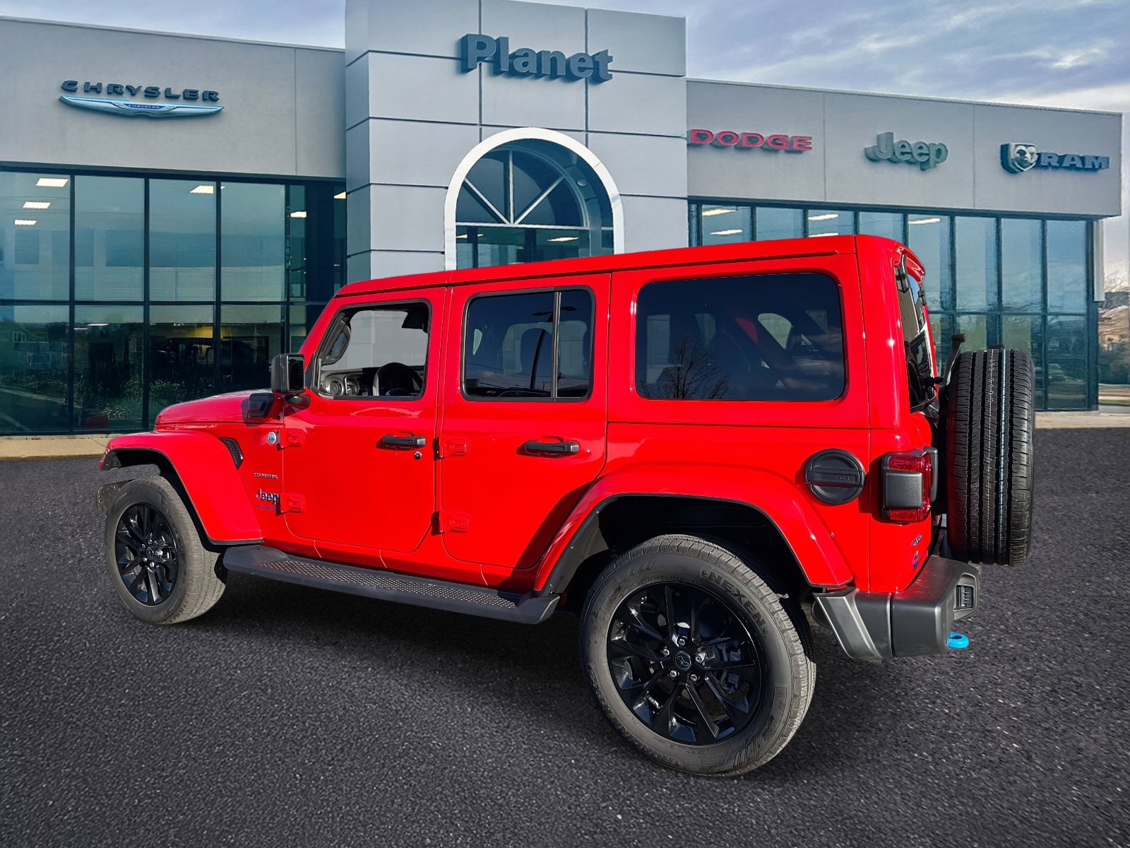 Used 2024 Jeep Wrangler Unlimited Sahara w/ Technology Group AWD/4WD image 4