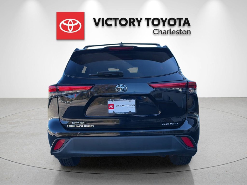 Used 2022 Toyota Highlander XLE AWD/4WD image 4
