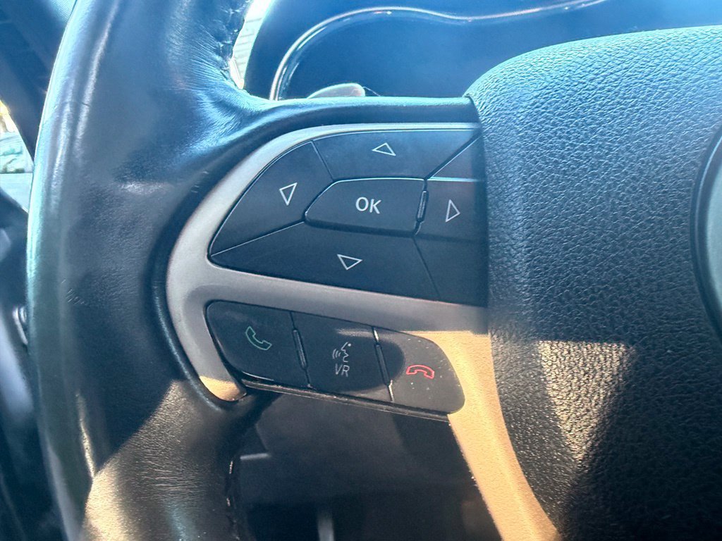 Used 2017 Jeep Grand Cherokee Laredo AWD/4WD image 16