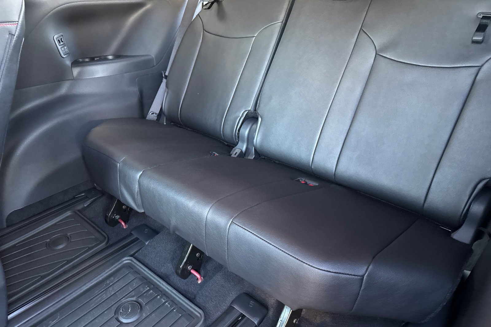 Certified 2025 Toyota Sienna XSE image 21