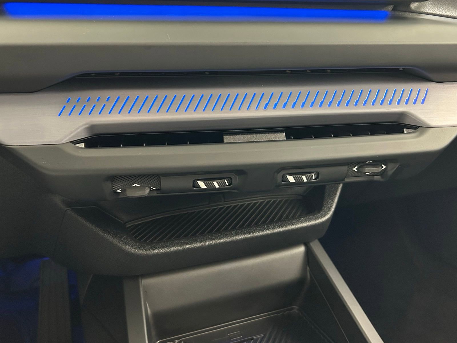 Used 2025 BMW 228i xDrive w/ Premium Package AWD/4WD image 18