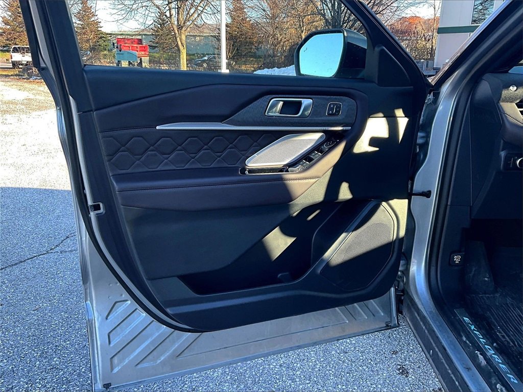 Used 2025 Ford Explorer Platinum w/ Ultimate Package image 9