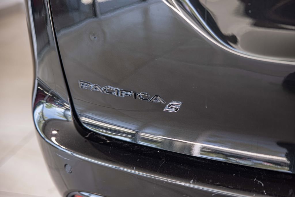 Used 2019 Chrysler Pacifica Touring Plus w/ S Appearance Package FWD image 15