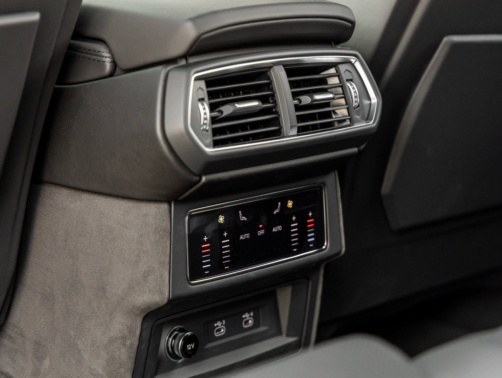 Used 2025 Lamborghini Urus SE image 32