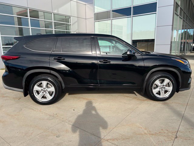 Used 2021 Toyota Highlander LE AWD/4WD image 8
