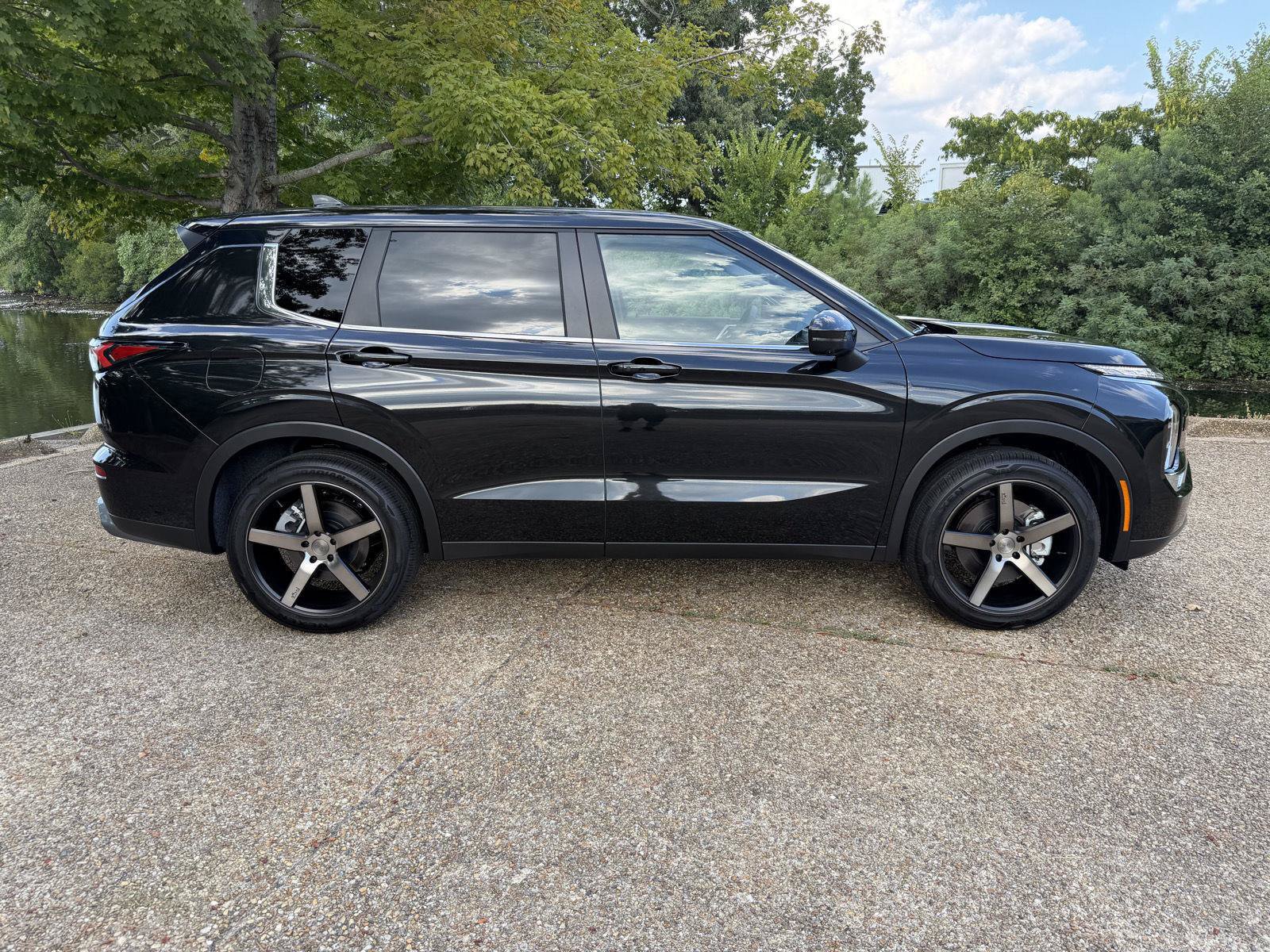 New 2026 Mitsubishi Outlander SE AWD/4WD image 2